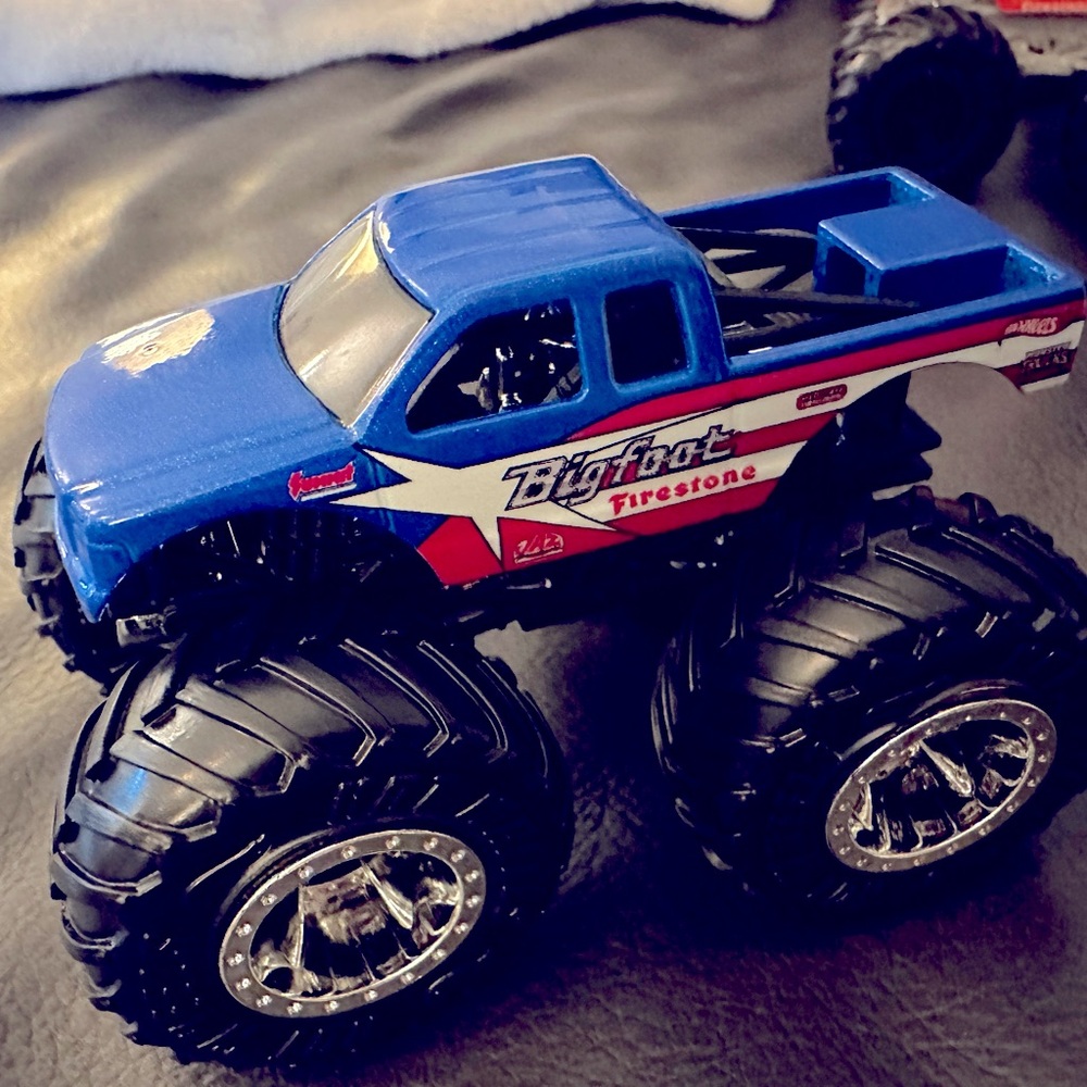 Hot Wheels Monster Trucks 🔹BIGFOOT Legacy Collectors Set, 1:64 Scale, Set of 5 - Picture 9 of 13
